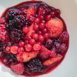 Rote Grütze mit Vanillesauce