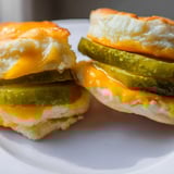 Cheddar Pickle Brot Snack