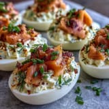 Garnierte Räucherlachs-Deviled-Eggs mit frischem Dill und knusprigem Everything-Seasoning.  