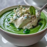 Frühlings-Erbsensuppe mit Ricotta, Minzöl