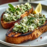 2. Cremige Fava-Bohnen mit Minze auf knusprigem gegrilltem Sauerteig – ein einfacher, vegetarischer Vorspeisenklassiker für den Frühling.  