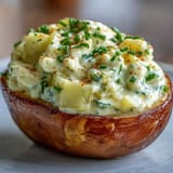 Zarte Deviled Eggs mit süß-saurem Gurkenrelish, perfekt für Buffets.