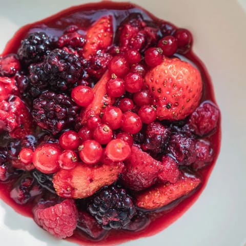 Rote Grütze mit Vanillesauce