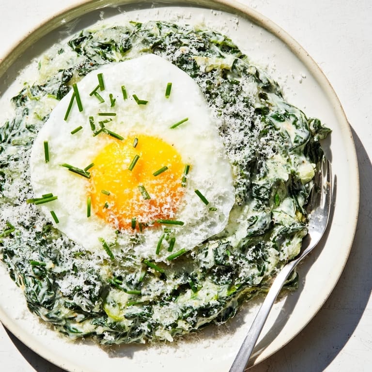 Eine köstliche Portion cremigen Spinats mit einem perfekt gebratenen Ei obenauf.