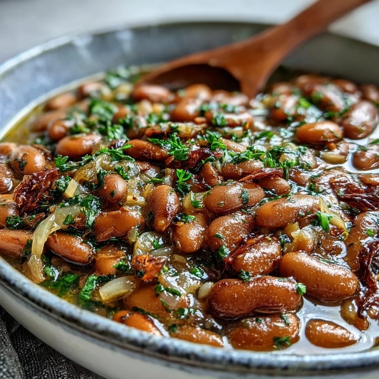 Gedünstete Pinto-Bohnen mit Lorbeerblättern auf einem Teller, ideal als herzhaftes Beilagenrezept für US-Küche