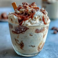 Köstliche Vanille-Bohnen-Frappuccino-Fudge-Pops mit cremiger Kaffee-Note und glatter Schokoladenschicht.